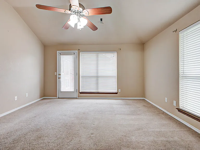 2912 Edinburg Dr — Photo 23