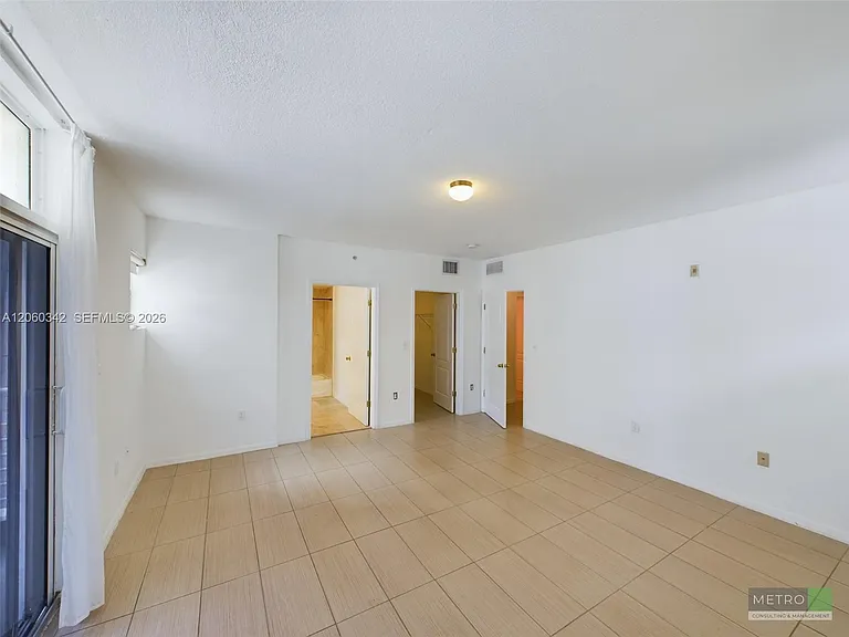 425 NE 30th St #202 — Photo 8
