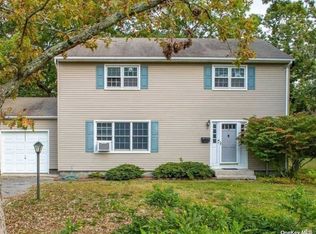 10 Pegs Ln, Riverhead, NY