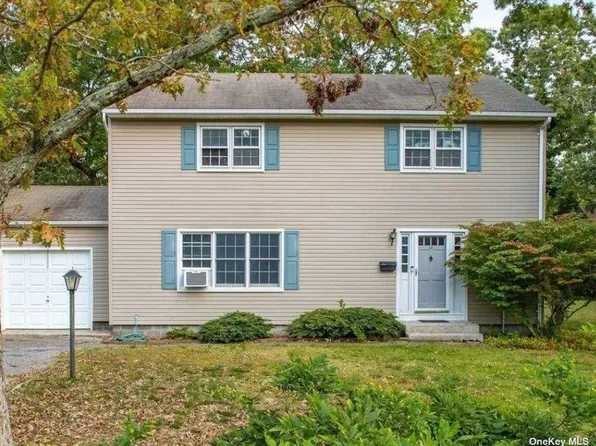 10 Pegs Ln, Riverhead, NY 11901