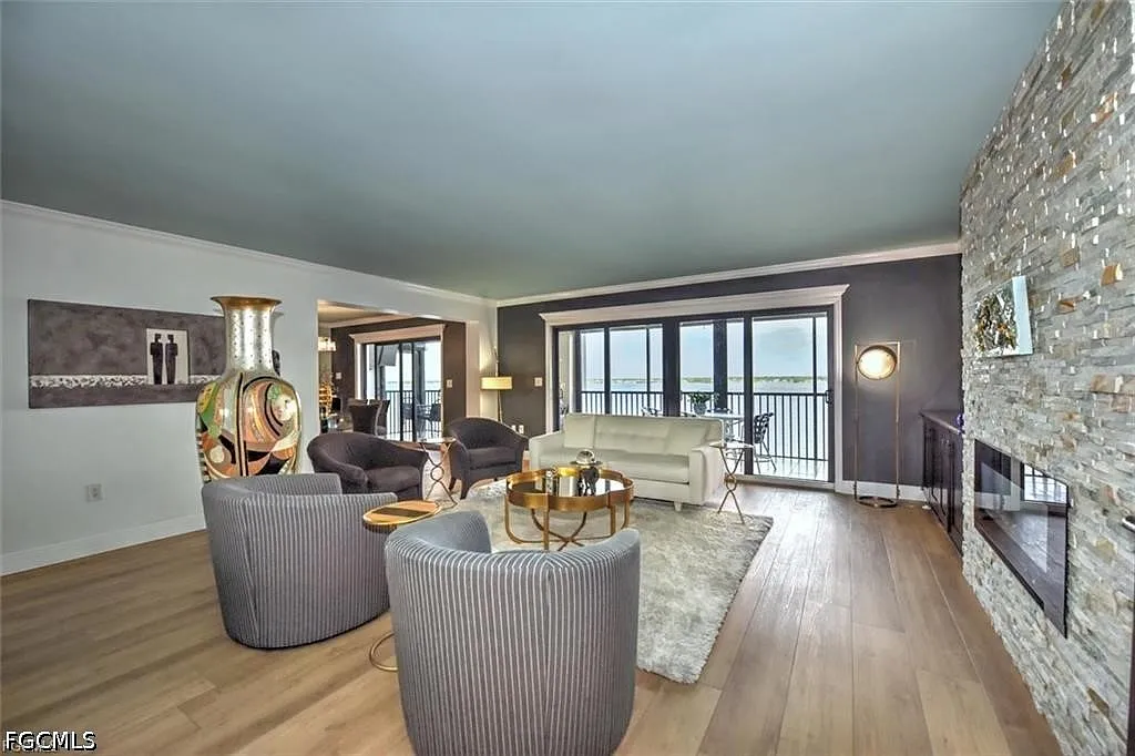 2 bed, 2.0 bath, 2025 sqft, $3,800 — Photo 4