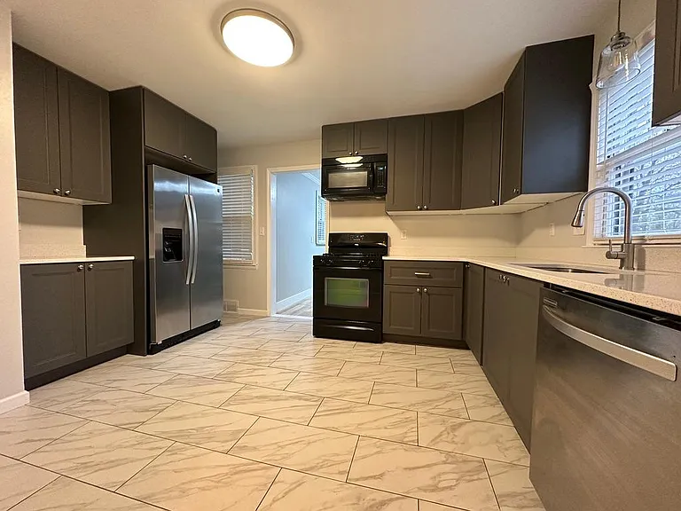 921 Vanderpool Dr — Photo 2