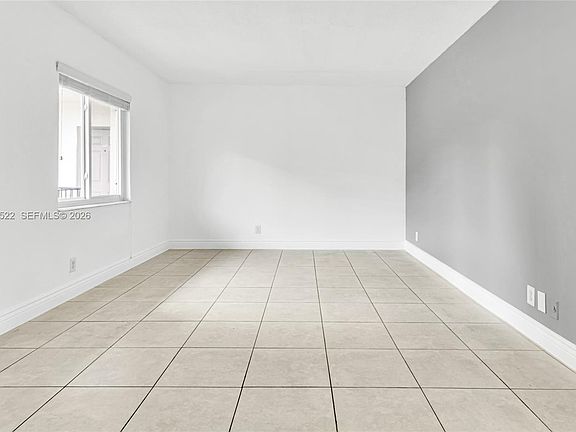 3rd image of 711 NE 2nd Ave APT 202