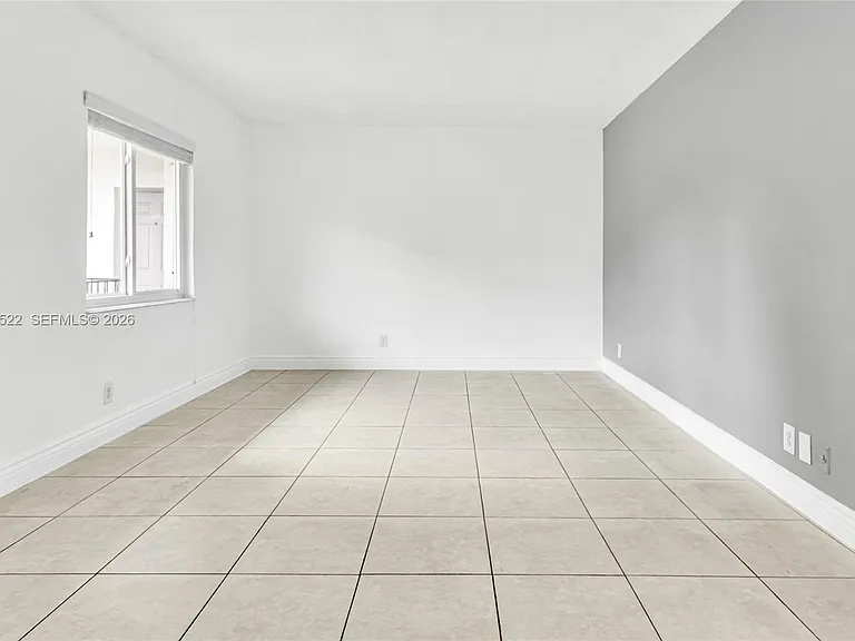 711 NE 2nd Ave #202 — Photo 3
