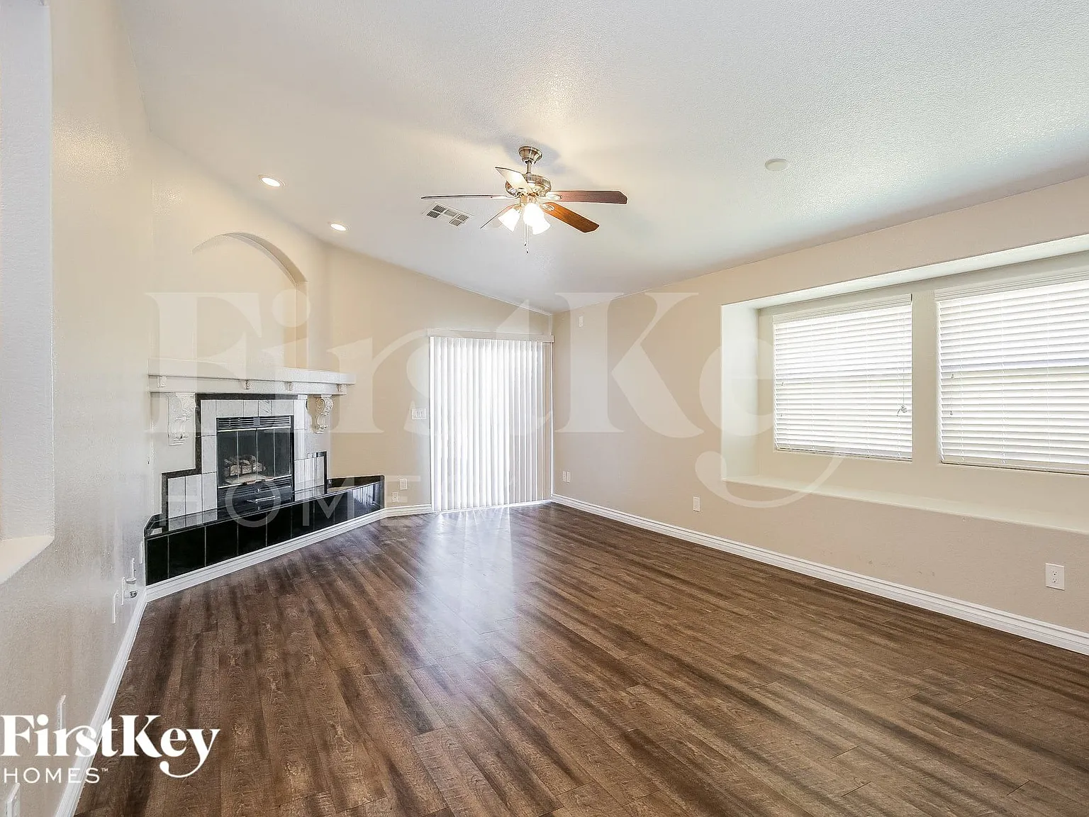 3 bed, 2.0 bath, 1309 sqft, $1,915 — Photo 3
