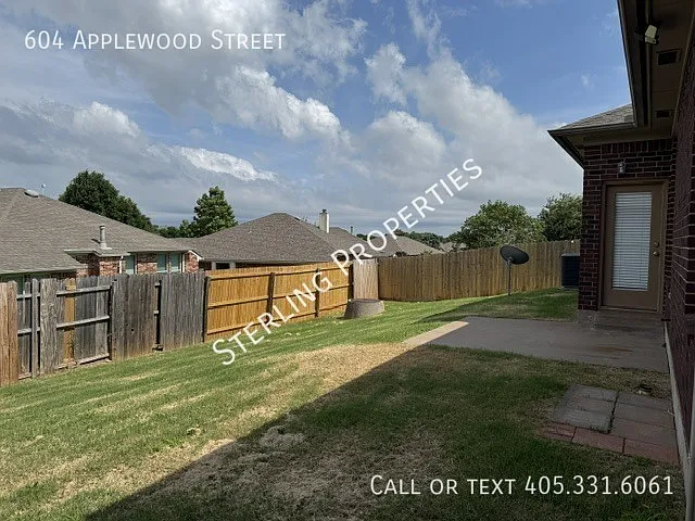 604 Applewood St — Photo 38