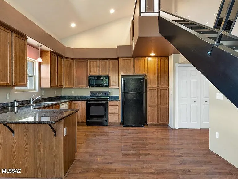 1231 E Linden St — Photo 5