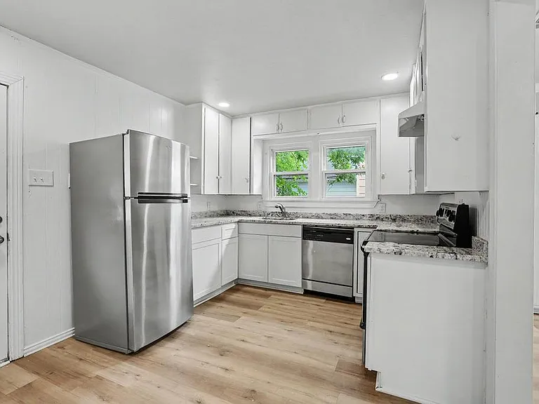1112 N Lockhart St — Photo 3