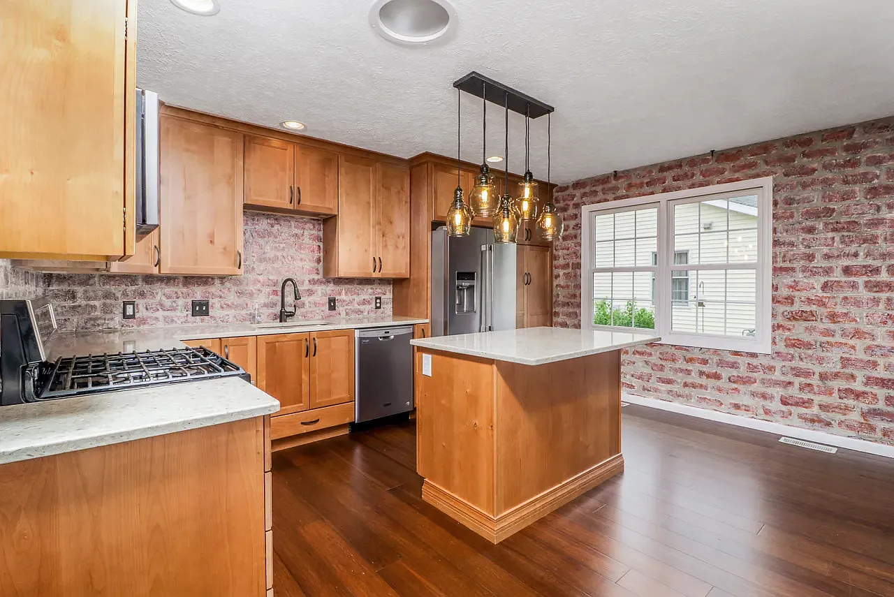 3 bed, 2592 sqft, $2,500 — Photo 3