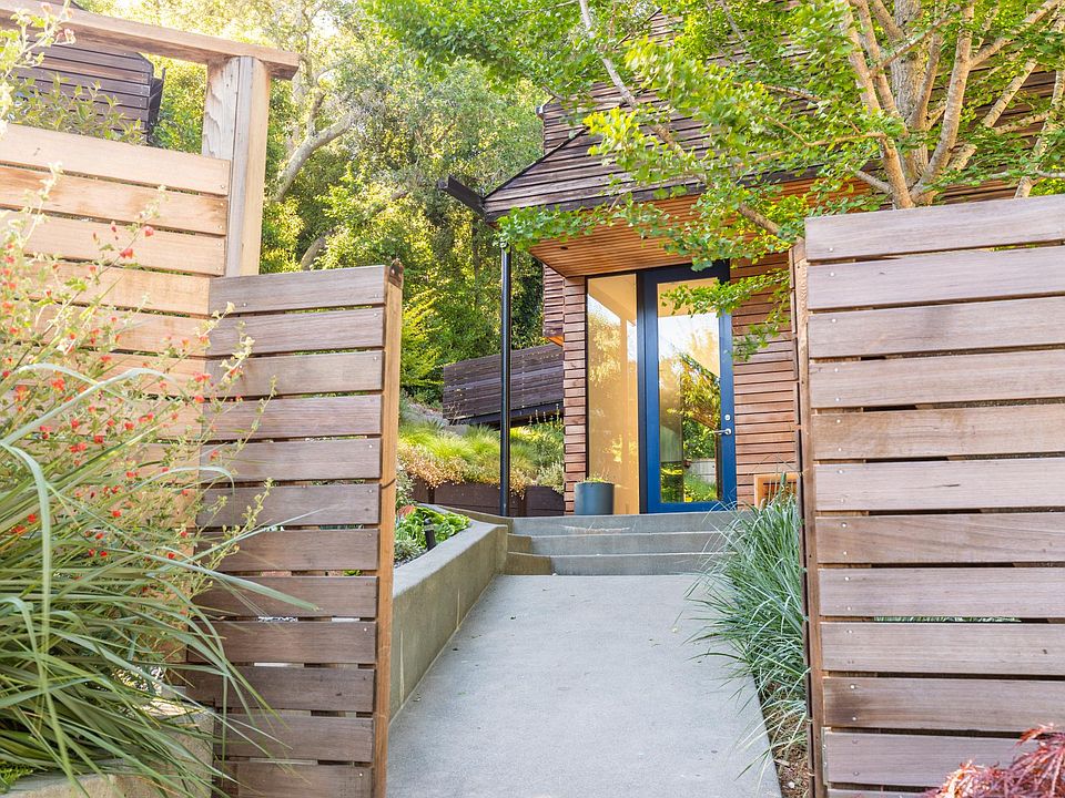 Entrance off Oak Street through private gate