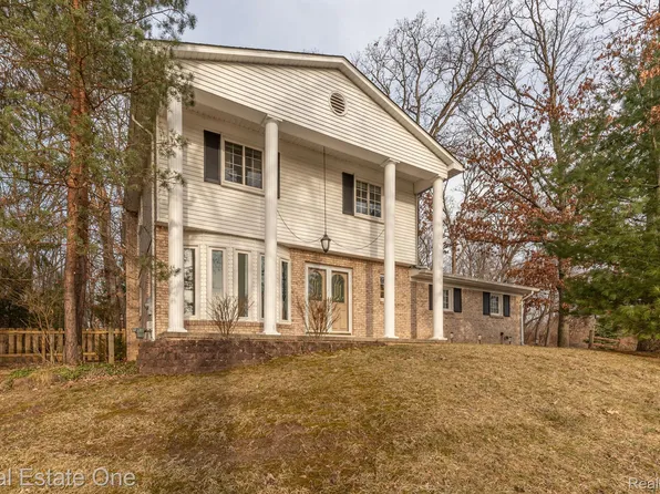 6400 Sundance Trl, Brighton, MI 48116