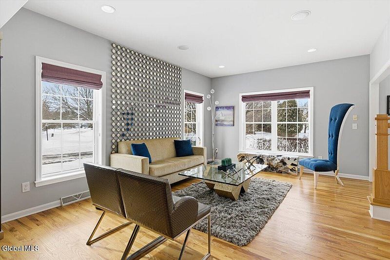 4th image of 77 Somerset Drive