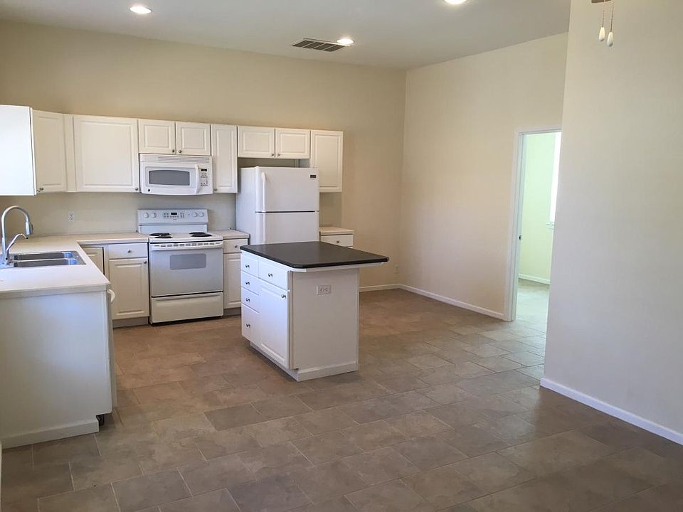 Open Floor Plan, Great Kitchen with Granite Eat-In Island!