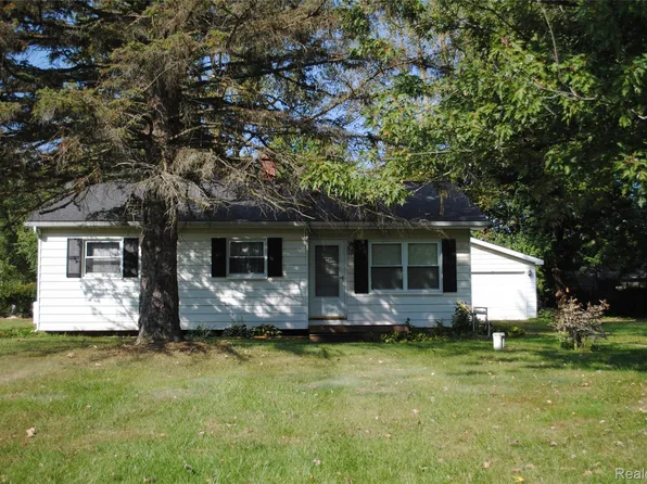 2090 Bramblewood Dr, Burton, MI 48519