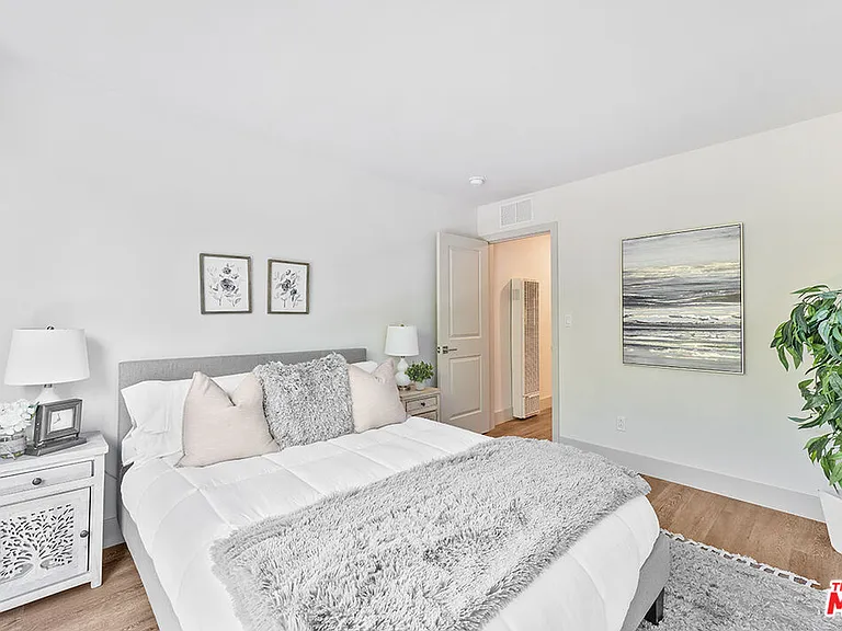 821 E 3rd St #209 — Photo 6