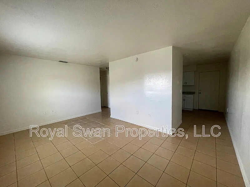 2 bed, 1.0 bath, 775 sqft, $1,095 — Photo 3