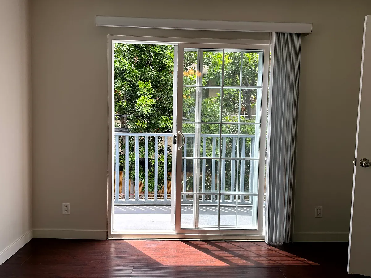 Building Photo - 5044 W Maplewood Ave #8