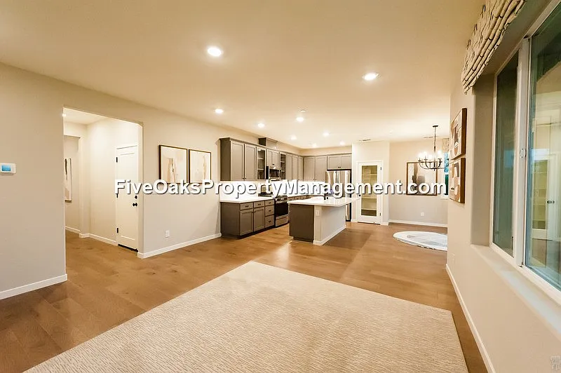 3 bed, 2033 sqft, $3,090 — Photo 2