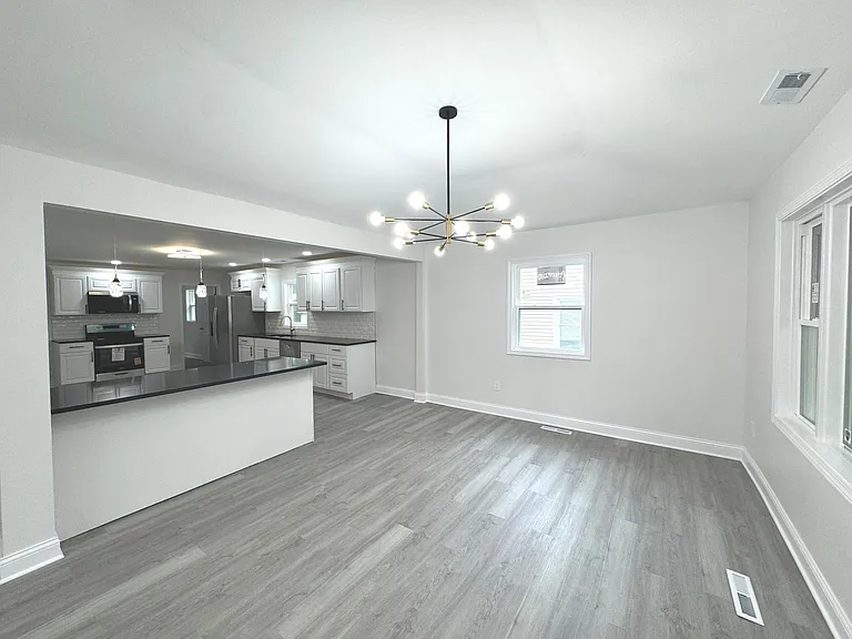 3246 N Lake Park Ave — Photo 4