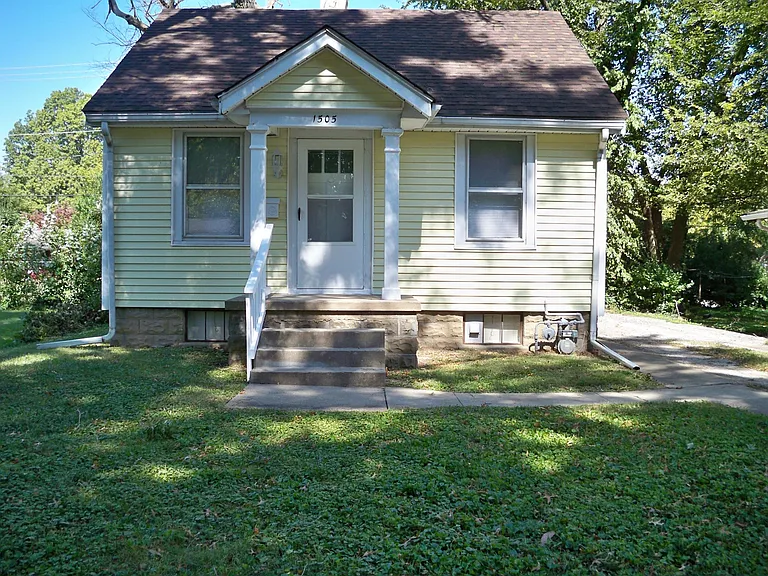 1505 W Iles Ave — Photo 1