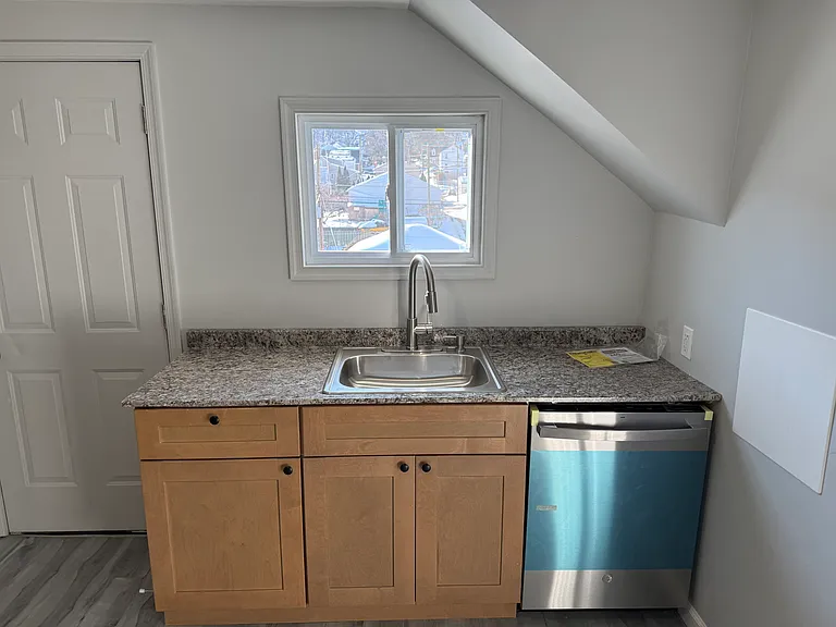 1110 Broadway Ave — Photo 3
