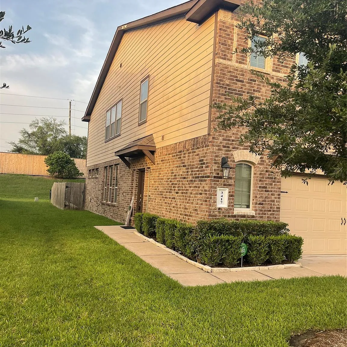 3 bed, 2.5 bath, 2054 sqft, $2,249 — Photo 2