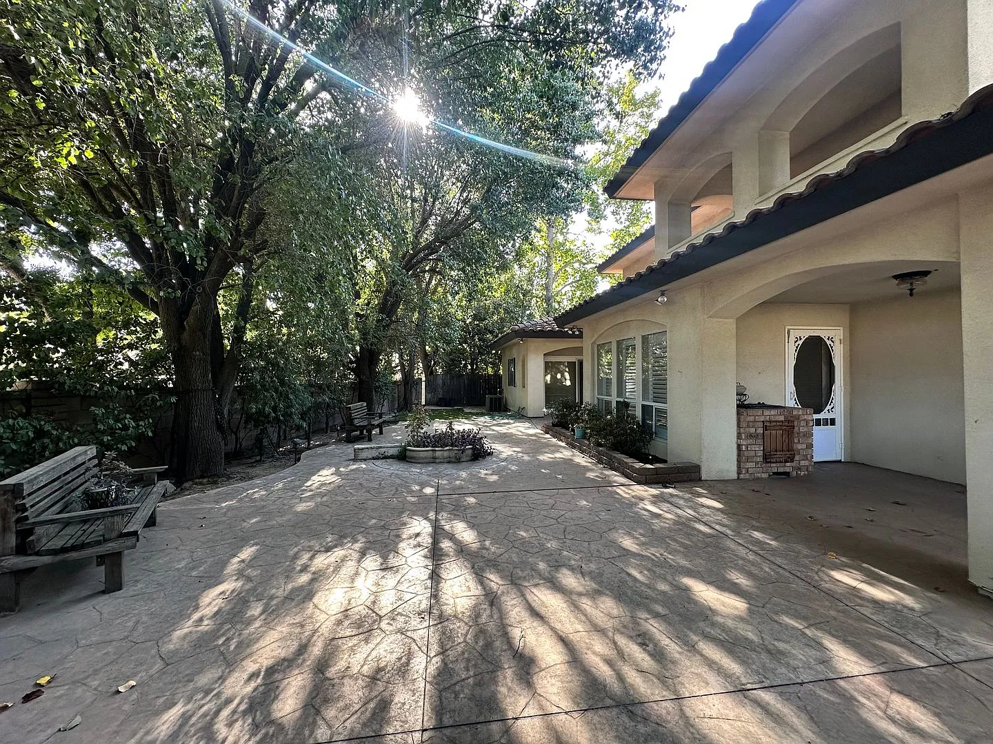 Two story house located in The Lakes gated community — Photo 2