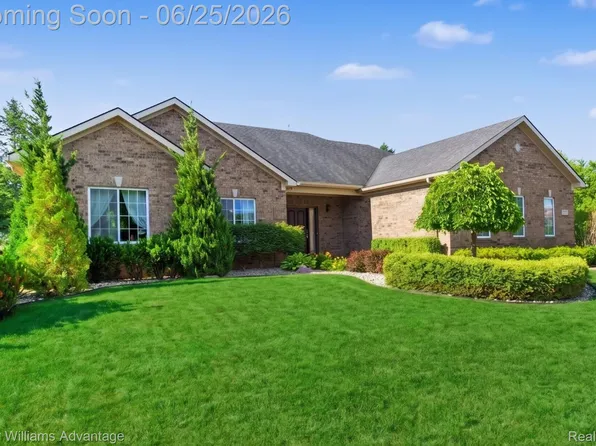 54525 Brentwood Dr, South Lyon, MI 48178