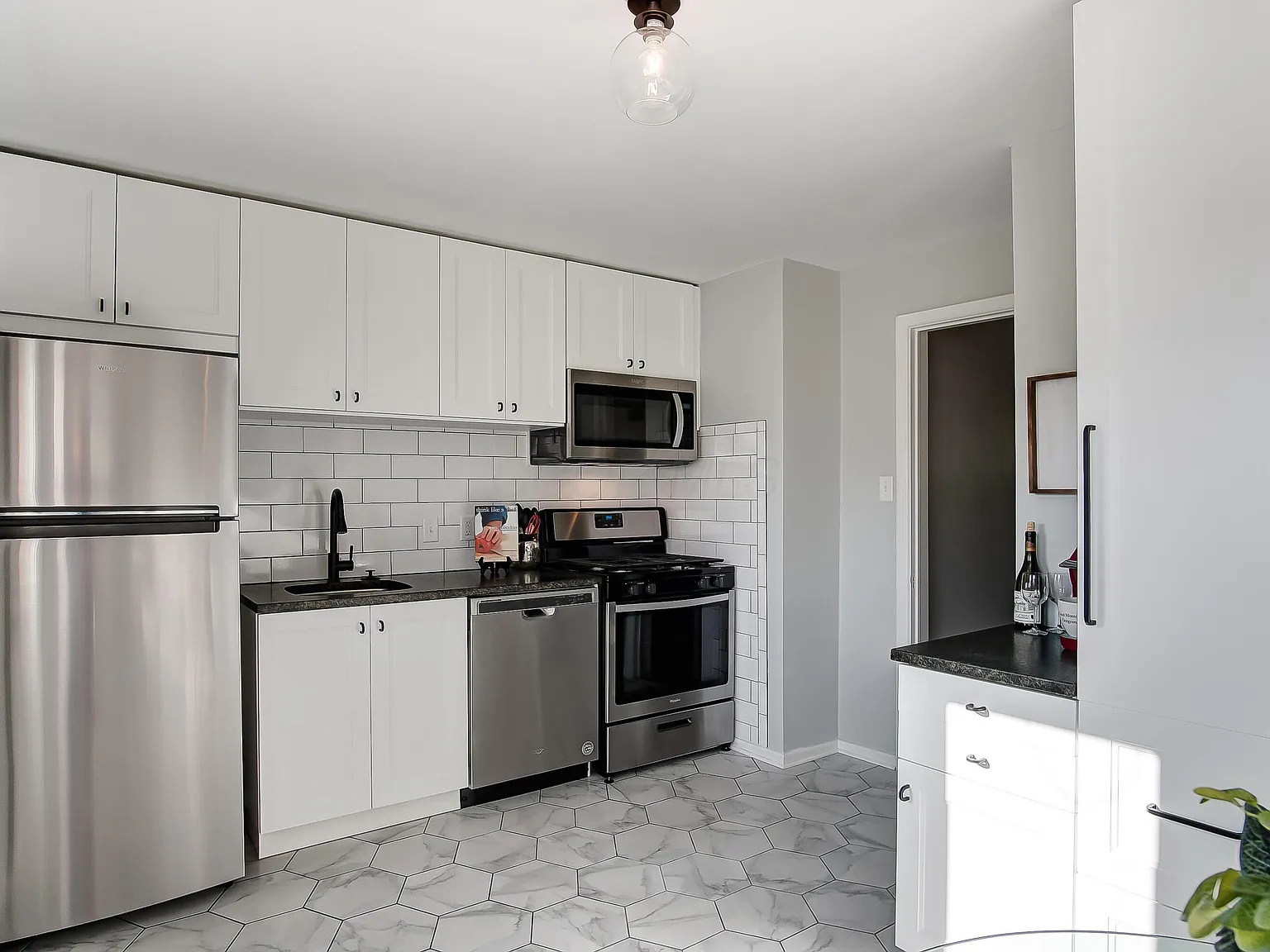 1 bed, 1.0 bath, 4212 sqft, $1,450 — Photo 4
