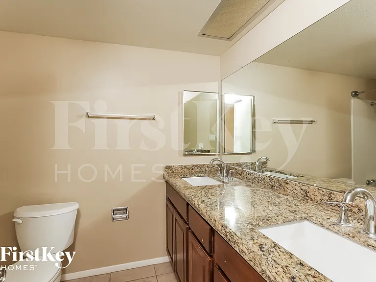 1633 W Charleston Ave — Photo 16