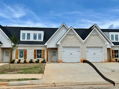 527 Cloverdale Dr Photo 1