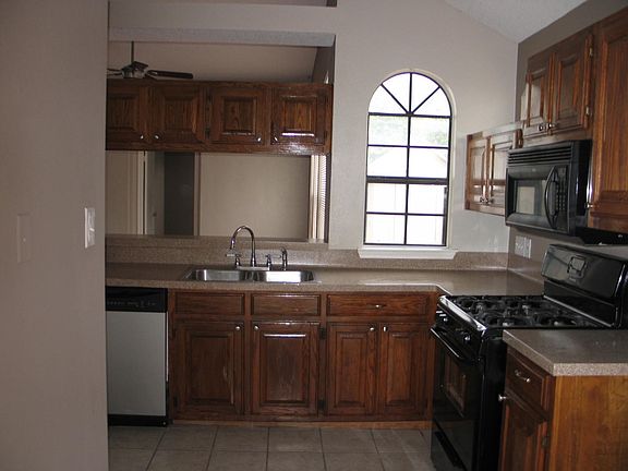 5th image of 2604 S Walker Dr