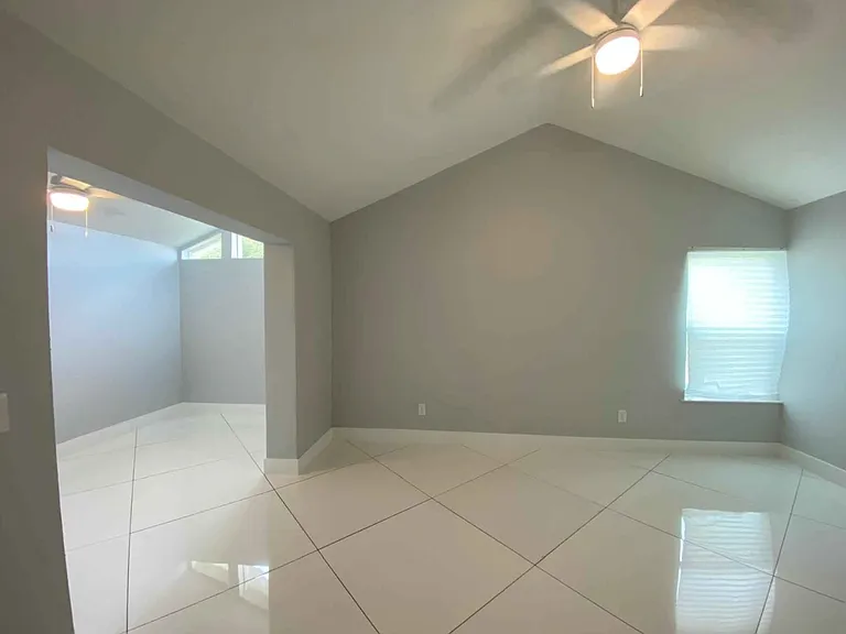 2032 Gregory Dr — Photo 2