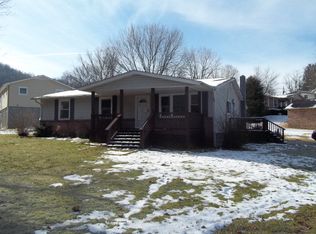 107 Pine Pl, Mount Hope, WV 25880