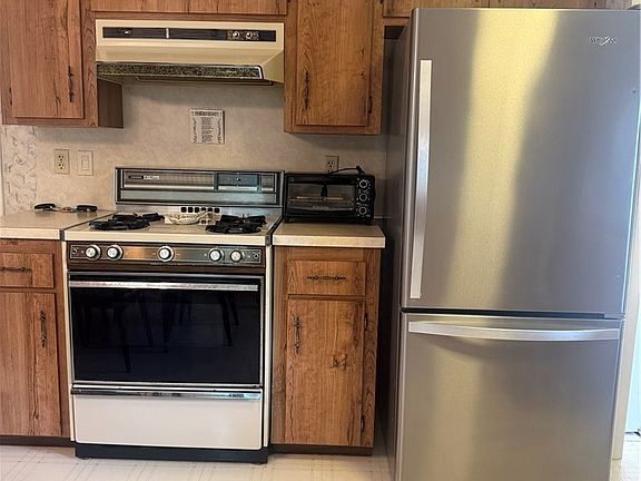 5th image of 375 E 262nd St