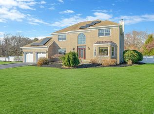 22 Chateau Dr, Manorville, NY 11949