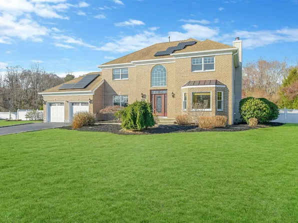 22 Chateau Drive, Manorville, NY 11949