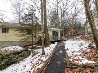 625 Prices Dr, Cresco, PA 18326