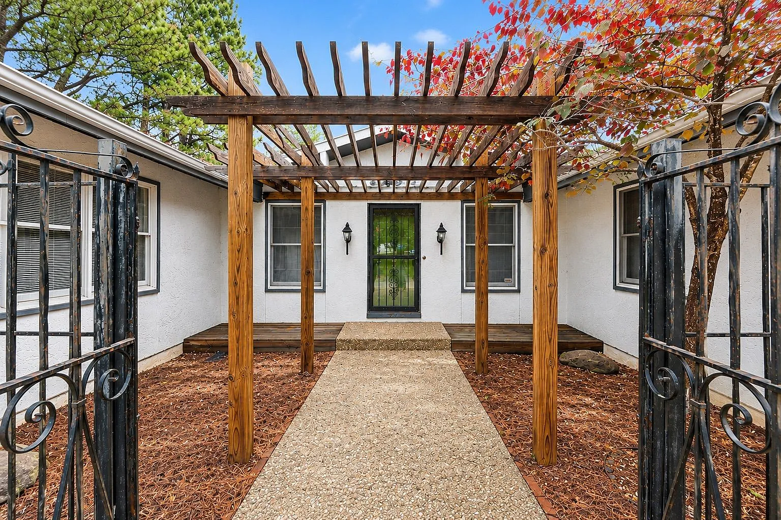3 bed, 2560 sqft, $2,500 — Photo 3