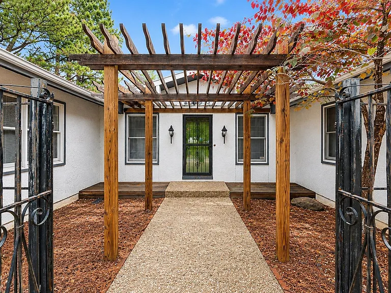 315 E Fairway Ln — Photo 3