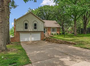 2324 SW 34th St, Topeka, KS 66611