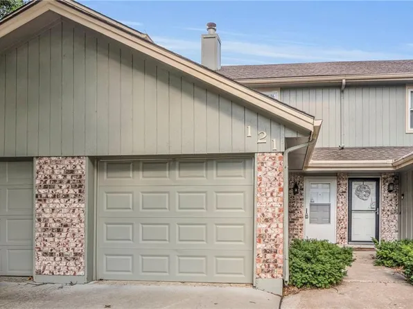 121 NE Greystone Dr, Lees Summit, MO 64086