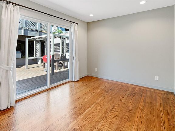5th image of 165 Stanford Ave