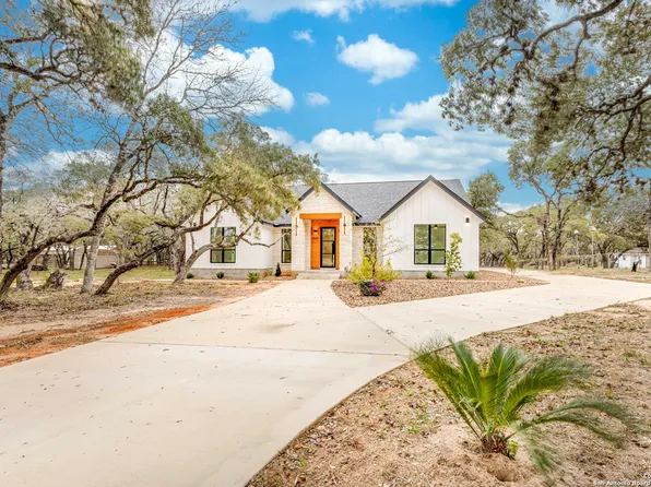 864 Paddy Rd, Floresville, TX 78114