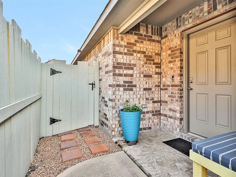 9316 Colonial Bent Ct — Photo 4
