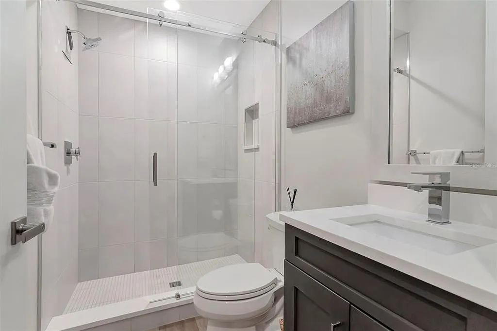 3 bed, 5.0 bath, 2700 sqft, $7,000 — Photo 4