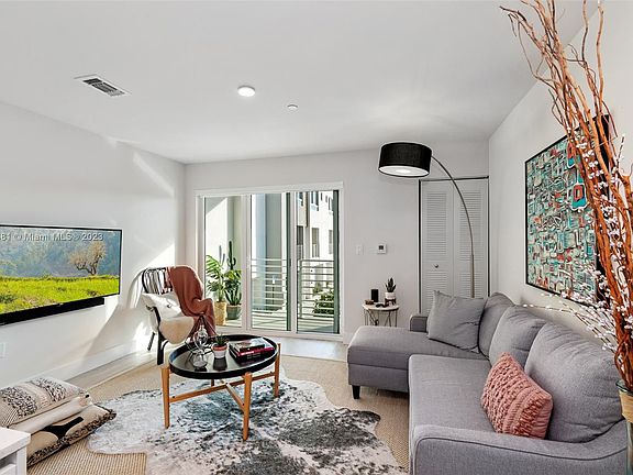 5th image of 2535 NE 193rd St #3202