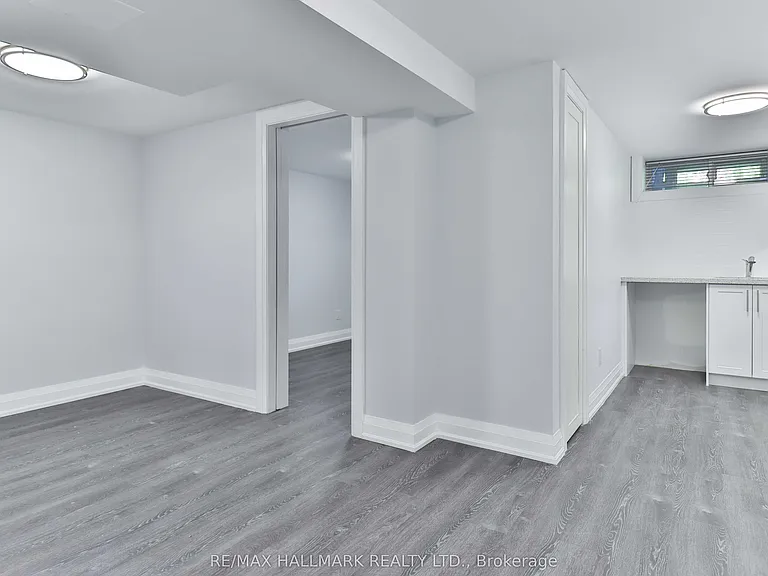 880 College St #BASEMENT — Photo 3