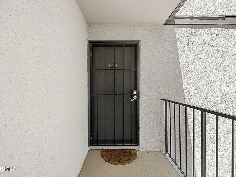 740 W Elm St #207 — Photo 4