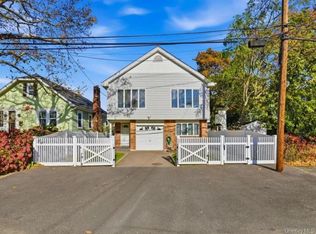 11 7th St, Bayville, NY 11709